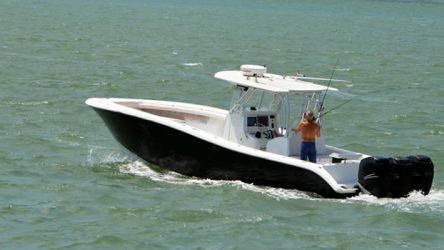 Les bateaux à console centrale sont-ils bons pour la pêche au bar ?